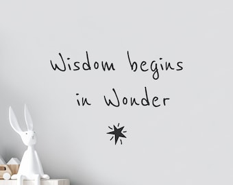 Wisdom Begins in Wonder quote belettering muursticker