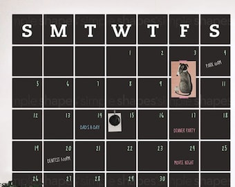 Könnte beinhalten: Ein schwarzer Schieferkalender mit weißen Buchstaben und einem weißen Rahmen. Der Kalender ist in Quadrate unterteilt, die jeweils einen Tag des Monats darstellen. Die Wochentage sind oben beschriftet. Einige Quadrate haben handschriftliche Notizen, wie "DAD'S B-DAY", "DINNER PARTY", "DENTIST 5:20PM" und "MOVIE NIGHT". In dem Quadrat für den 3. ist eine kleine Zeichnung eines Dachses zu sehen. Der Kalender hängt an einer weißen Wand.