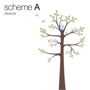 Pode incluir: Ilustra&ccedil;&atilde;o decorativa de uma &aacute;rvore com tronco castanho, galhos e folhas verdes. P&aacute;ssaros azuis claros e uma casinha de p&aacute;ssaros nos galhos. O texto "scheme A reverse" est&aacute; no canto superior esquerdo.