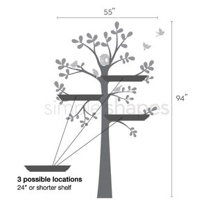 Pode incluir: Um decalque de parede cinza em forma de &aacute;rvore com tr&ecirc;s prateleiras, p&aacute;ssaros e um ninho. A &aacute;rvore tem 239 cm de altura e 140 cm de largura. As prateleiras podem ser colocadas em tr&ecirc;s locais poss&iacute;veis, com 61 cm ou menos de comprimento.
