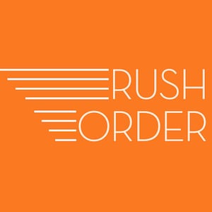 Può includere: Testo bianco su sfondo arancione che recita "Rush Order" con una grafica stilizzata di cinque linee bianche che rappresentano la velocità.