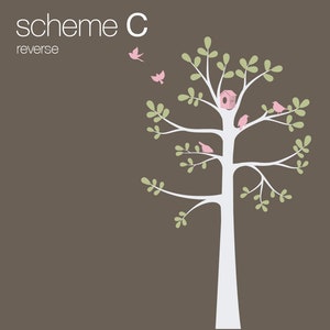 Pode incluir: Ilustra&ccedil;&atilde;o de uma &aacute;rvore branca com galhos, folhas verdes e p&aacute;ssaros rosa. Uma casinha de p&aacute;ssaros rosa est&aacute; nos galhos. As palavras "scheme C reverse" est&atilde;o no canto superior esquerdo, em um fundo marrom. Tema da natureza.