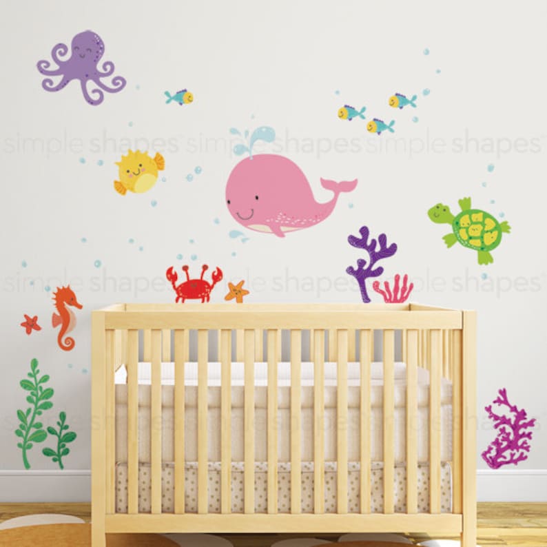 Ocean Friends, Unterwasser Wandtattoo für Kinderzimmer, Kinderzimmer oder Kinderzimmer Peel and Stick Wandaufkleber Pink Whale Set