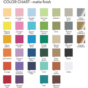 Pode incluir: Tabela de cores de decalques de parede com acabamento fosco da Simple Shapes. A tabela exibe uma variedade de cores, incluindo milho, rosa, azul, verde, cinza e op&ccedil;&otilde;es met&aacute;licas. O texto na parte inferior diz: "As cores podem variar das cores reais do vinil devido &agrave;s diferentes configura&ccedil;&otilde;es do monitor."