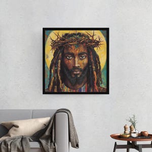 K&ouml;nnte beinhalten: Ein Gem&auml;lde eines schwarzen Mannes mit Dreadlocks, der eine Dornenkrone tr&auml;gt. Er hat einen ernsten Gesichtsausdruck und blickt direkt auf den Betrachter. Der Hintergrund ist ein gelber und orangefarbener Farbverlauf.