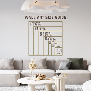 K&ouml;nnte beinhalten: Ein Wandkunst-Gr&ouml;&szlig;enleitfaden mit verschiedenen Gr&ouml;&szlig;en in Zoll und Zentimetern. Der Leitfaden ist auf einer wei&szlig;en Wand mit einem hellbraunen Rahmen gedruckt.
