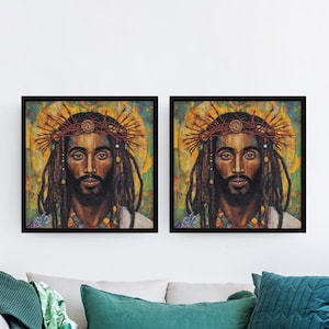 Könnte beinhalten: Zwei gerahmte Gemälde eines schwarzen Mannes mit Dreadlocks, der eine Dornenkrone trägt. Die Gemälde sind vor einem gelben und grünen Hintergrund platziert.