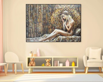 Könnte beinhalten: Ein Gemälde einer Frau mit langen blonden Haaren, die auf einem Bett mit einem gold- und braunen gemusterten Hintergrund sitzt.