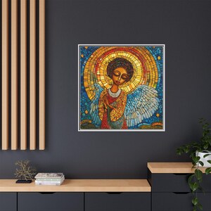 Könnte beinhalten: Ein Mosaik-Kunstwerk, das einen Engel mit brauner Haut, geschlossenen Augen und einem Heiligenschein darstellt. Der Engel trägt eine goldene und blaue Robe und hat große, blaue Flügel. Der Hintergrund ist ein blaues und gelbes Mosaik.