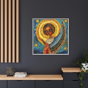 Könnte beinhalten: Mosaik-Kunstwerk, das eine Person mit dunkler Haut und einem Heiligenschein aus Licht zeigt, umgeben von einem bunten Mosaik-Hintergrund. Die Person trägt eine weiße Robe mit einem roten und blauen gemusterten Gürtel. Das Mosaik besteht aus kleinen, bunten Fliesen.