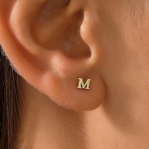Petites boucles d'oreilles en or 14 carats, petites boucles d'oreilles, boucles d'oreilles initiales, cadeau de boucles d'oreilles personnalisées, boucles d'oreilles minimalistes, cadeau pour elle