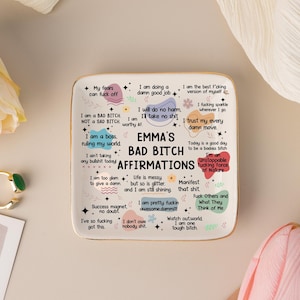 Bad Bitch Affirmationen Tablett, benutzerdefinierte Name Ringschale, Geschenk für Frauen, feministische Wohnkultur, Schmuckschale