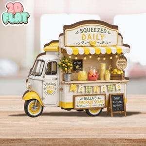 Puede incluir: Un vehículo en miniatura de puesto de limonada de tres ruedas en blanco y amarillo. El letrero dice SQUEEZED DAILY y BELLA'S LEMONADE STAND. Cuenta con un toldo a rayas, luces de cadena, una jarra de limonada, un limonero y una pizarra.