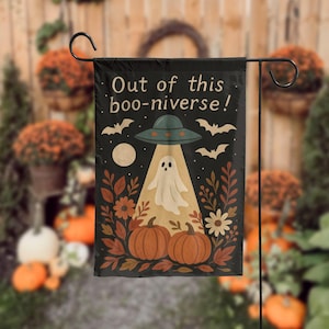 Bandera de jardín de Out of This Boo-niverse, decoración de jardín de Halloween con ovnis fantasmales, decoración de porche de extraterrestre espeluznante, letrero exterior de calabaza de otoño, decoración de jardín de Halloween