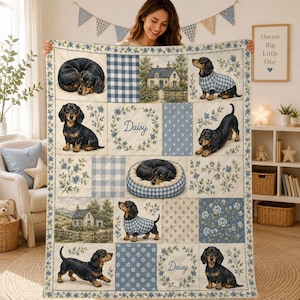 Manta acolchada personalizada con diseño de perro salchicha, manta azul de patchwork para perros, colcha personalizada con el nombre de la mascota, ropa de cama floral estilo cottagecore, regalo para amantes de los perros.