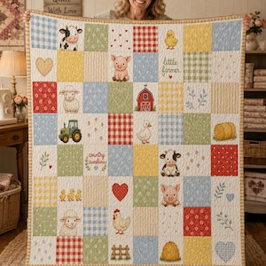 Puede incluir: Una colcha de patchwork con temática de granja que incluye ilustraciones de vaca, cerdo, oveja, pollo, pato, tractor, granero y pacas de heno. El diseño presenta cuadrados rojos, azules, amarillos y verdes con patrones de cuadros, flores y corazones, además del texto "little farmer" y "country sunshine."