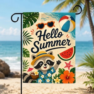Könnte beinhalten: Eine rechteckige Gartenflagge mit einem Cartoon-Waschbären, der einen Strohhut und ein blaues Blumenhemd trägt. Der Text Hello Summer steht zentriert darüber. Das Design zeigt einen Wasserball, ein Stück Wassermelone, einen Seestern und einen Hibiskus.