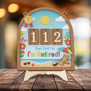 Może przedstawiać: Drewniany kalendarz odliczający do emerytury z motywem plaży, ze słońcem, chmurami i kwiatami. Kalendarz wyświetla "112 dni do emerytury!" i zawiera małą podstawkę. Złota pieczęć głosi "30 lat w pracy!"