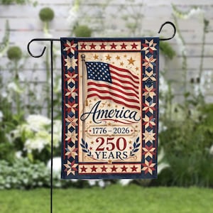 Peut inclure: Un drapeau de jardin rectangulaire avec le drapeau américain et le texte "America 1776-2026 250 YEARS". Le drapeau a une bordure décorative avec des étoiles et des motifs géométriques, monté sur un support en métal noir.
