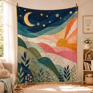 Pode incluir: Uma tapeçaria acolchoada com um design de paisagem apresentando um céu noturno azul-escuro, uma lua crescente amarela e estrelas douradas. A cena transita para colinas onduladas em tons de verde, rosa e laranja, com um sol e motivos florais.