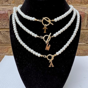 Initial Pearl Necklace with Bar Clasp – Pearl Letter Necklace – Personalized Name Gift – Customizeable Jewelry – Dainty Everyday Look