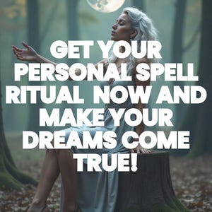 Puede incluir: Una mujer con un vestido blanco se sienta en un toc&oacute;n de &aacute;rbol en un bosque. El texto "GET YOUR PERSONAL SPELL RITUAL NOW AND MAKE YOUR DREAMS COME TRUE!" est&aacute; superpuesto a la imagen.