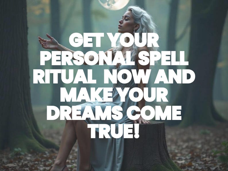 Puede incluir: Una mujer con un vestido blanco se sienta en un toc&oacute;n de &aacute;rbol en un bosque. El texto "GET YOUR PERSONAL SPELL RITUAL NOW AND MAKE YOUR DREAMS COME TRUE!" est&aacute; superpuesto a la imagen.