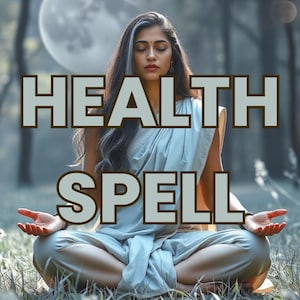 Può includere: Una donna seduta a gambe incrociate in un bosco con gli occhi chiusi, in meditazione. Le parole "HEALTH SPELL" sono sovrapposte all'immagine.