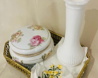 Set da toeletta vintage: vaso in vetro opalino, portagioie in porcellana con decorazioni floreali, vassoio dorato, fazzoletto ricamato, idea regalo romantica in stile cottage.