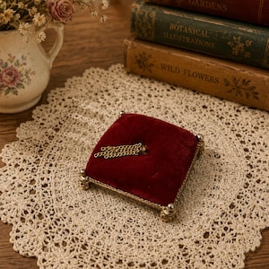 Coussin à épingles ancien « coussin du sultan » | Accessoire de couture en velours et garniture ornée | Collection de couture style victorien