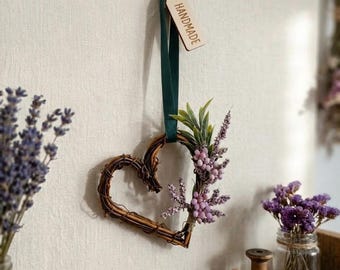 Mini corona rústica en forma de corazón con flores artificiales – Decoración colgante hecha a mano – Decoración de pared estilo cabaña