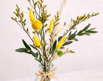 Arreglo de flores secas amarillas con pequeño jarrón de cristal – Decoración rústica bohemia
