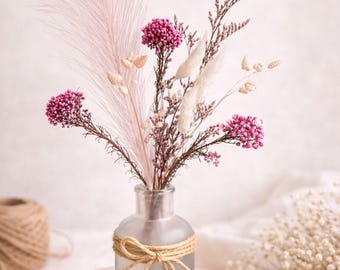 Arreglo floral rosa con pequeño jarrón de cristal – Decoración rústica bohemia