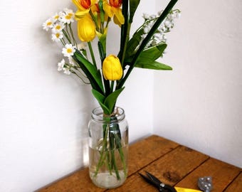Ramo de tulipanes artificiales, lirios de los valles, margaritas y narcisos / Arreglo floral primaveral