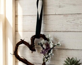 Mini corona rústica en forma de corazón con flores artificiales – Decoración colgante hecha a mano – Decoración de pared estilo cabaña