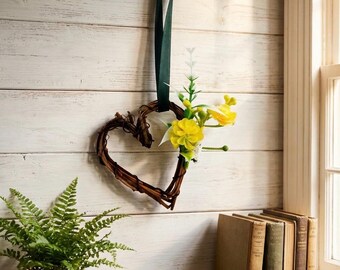 Mini corona rústica en forma de corazón con flores artificiales – Decoración colgante hecha a mano – Decoración de pared estilo cabaña