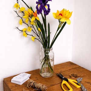 Artificial Daffodil Iris Blossom Narcissus Bouquet | Spring Floral Arrangement
