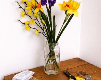 Ramo de narcisos artificiales con flores de iris / Arreglo floral primaveral