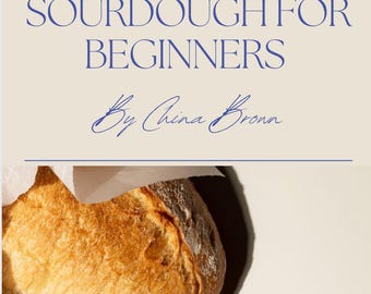 Może przedstawiać: Książka zatytułowana "Sourdough for Beginners" autorstwa Chiny Bronn, z zbliżeniem na bochenek chleba na zakwasie. Okładka książki jest beżowa z niebieskim tekstem. Książka ma na celu naukę podstaw pieczenia chleba na zakwasie.