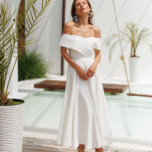 Midi-jurk met blote schouders: witte crêpe diagonale outfit voor bruiloftsgast bruidsmeisje
