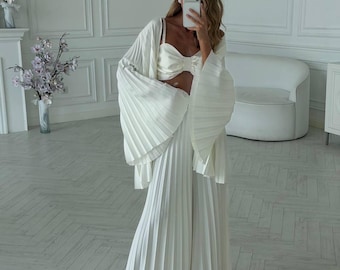 Dreiteiliges Set in Elfenbein, plissierter Umhang, Bandeau-Top, weite Hose, Brautoutfit