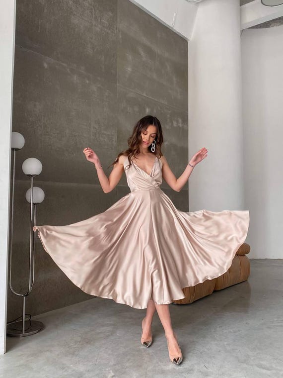 Vestido de dama de honor de satén beige con espalda abierta y