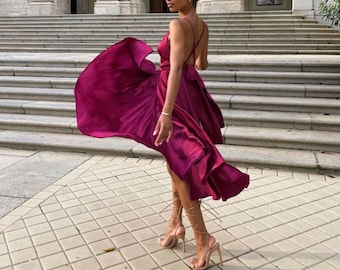 Vestido midi cruzado de satén: elegante vestido con tirantes finos, para invitada de boda y dama de honor.