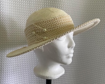 Chapeau de soleil en paille crème Georgette des années 1960 avec dentelle et perles