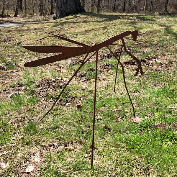 Praying Mantis Garden Stake, Outdoor Metal Yard Art, Garden Gifts, Mothers Day Gift, Garden Sculpture Garden Art Decor, Lawn Ornament, Rusty