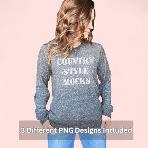 Op de afbeelding: Een grijs gemêleerd longsleeve sweatshirt met de tekst "COUNTRY STYLE MOCKS" in wit gedrukt op de voorkant.