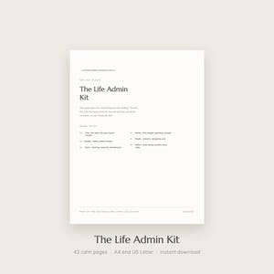 Pode incluir: Um documento branco intitulado The Life Admin Kit da Zen Hug Studio. Lista seções incluindo Plan, Kitchen, Home, Money, People e Reflect. O texto descreve-o como um lugar para contas, compromissos e carga mental. Não possui data.