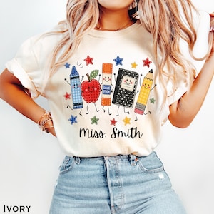 Camiseta Comfort Colors® con estampado de retazos de imitación para profesor/a, camiseta gráfica para material escolar, conjunto moderno para docentes.