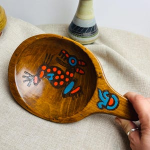 Vintage Carved Wooden Bowl with Painted Indigenous-Inspired Animal Design – 10” Wall or Table Art