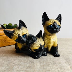 Vintage Siamese Cat Figurine Trio – Japan MCM Ceramic Black & Tan Cats – Haeger Style Giftcraft 1950s Retro Kitsch Decor
